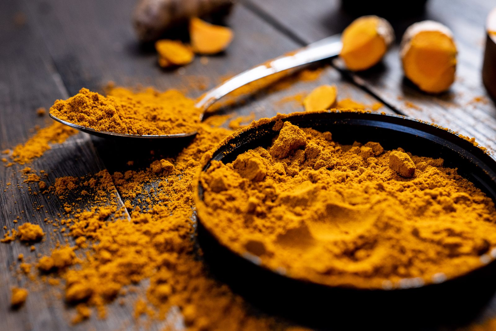 Zerdeçal (turmeric) tozu, sıcak tonlarda